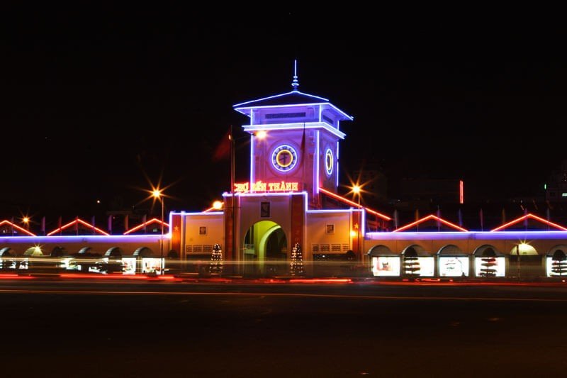 रात में नीयन रोशनी वाला बेन थान नाइट मार्केट एचसीएमसी में एक लोकप्रिय नाइटलाइफ़ आकर्षण है