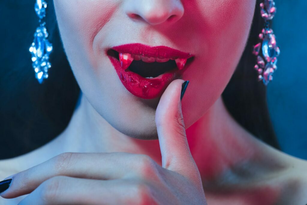 Bar 22胡志明市萬聖節活動酒吧女孩嘴唇和獠牙沾滿血跡
