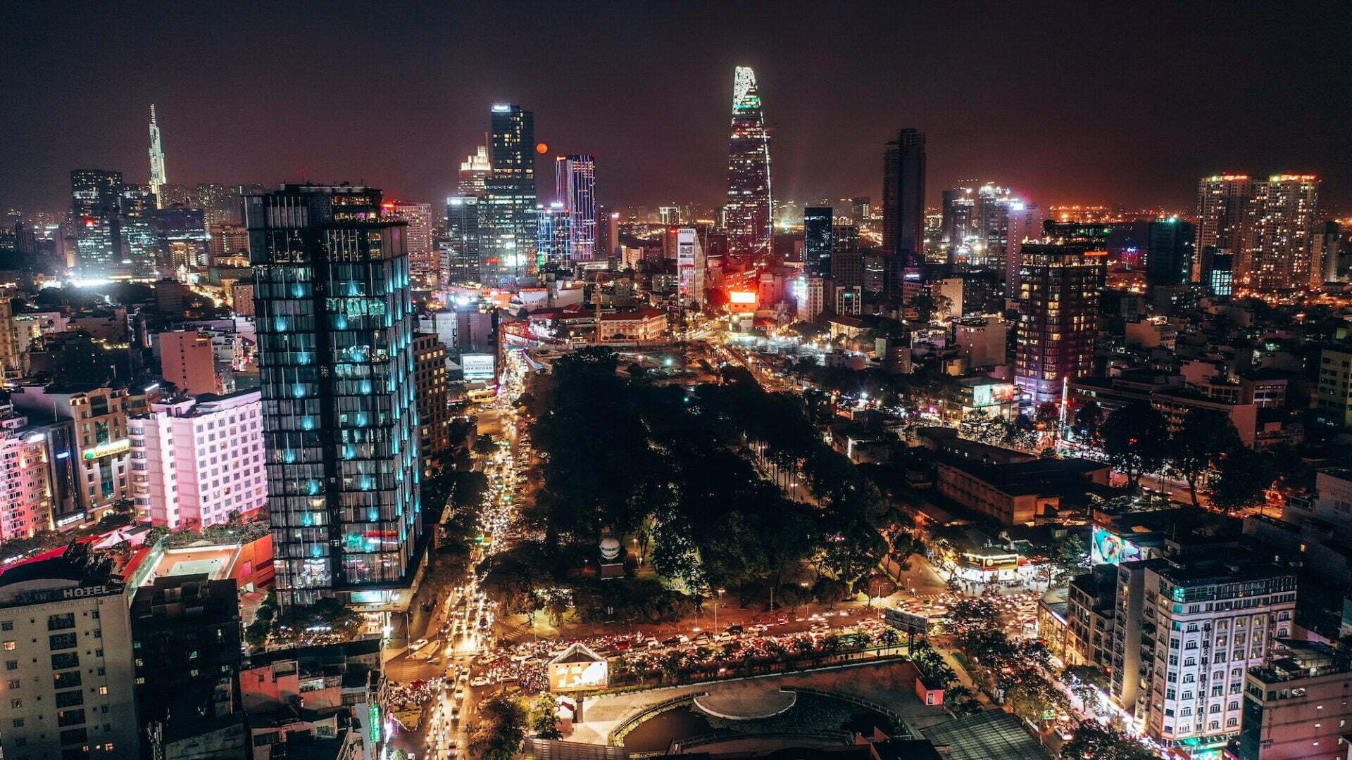 Kehidupan malam di Skyline Bandar Ho Chi Min (saigon).