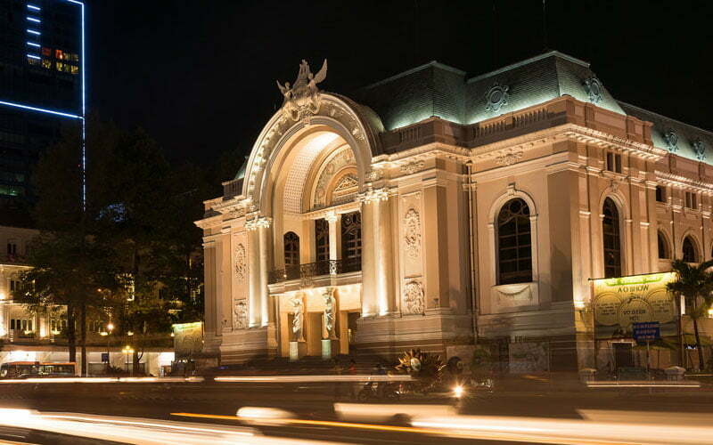 参观西贡歌剧院是胡志明市夜生活的一大景点