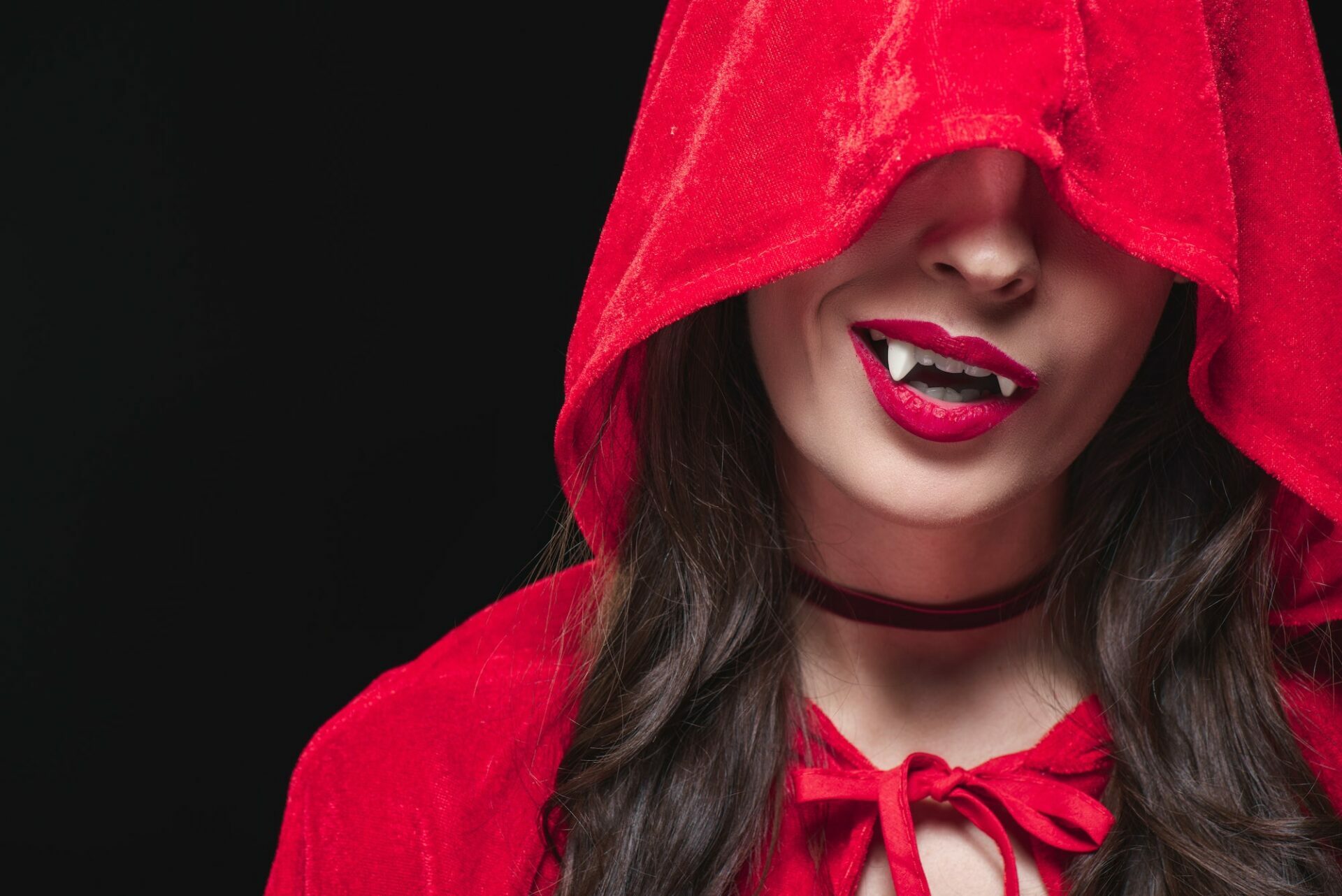 사이공의 바 22 할로윈 이벤트를 위한 빨간 망토를 입은 뱀파이어 여성