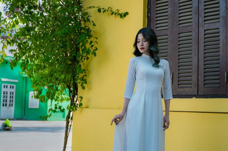 젊은 베트남 소녀가 착용하는 하늘색 아오자이 드레스