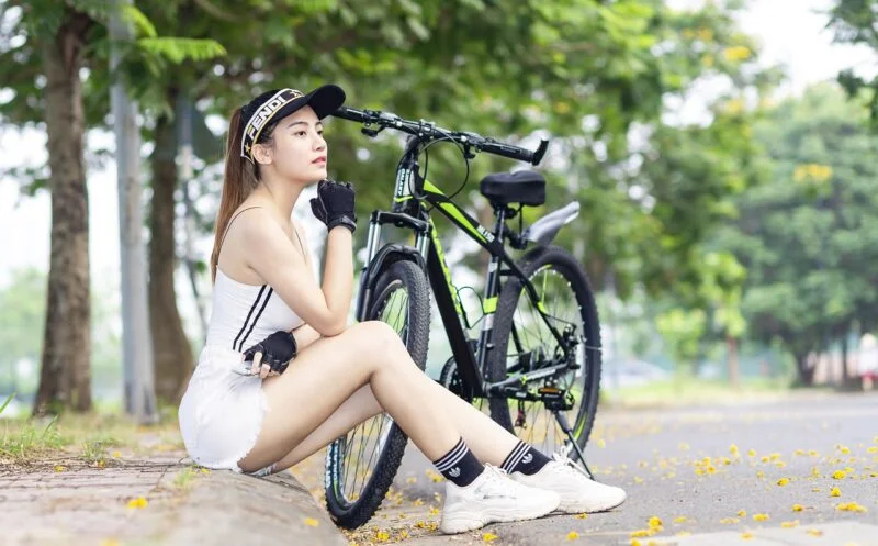 자전거를 타는 베트남 아기