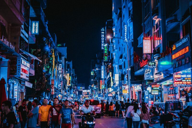 Orang ramai berjalan di jalan di Bandar Ho Chi Minh