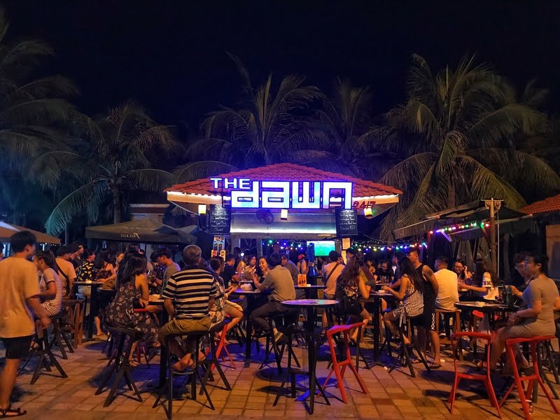 岘港黎明海滩酒吧