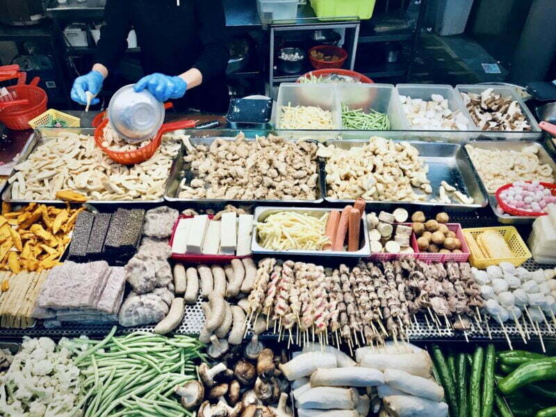 แผงขายอาหารริมถนนในฮานอย