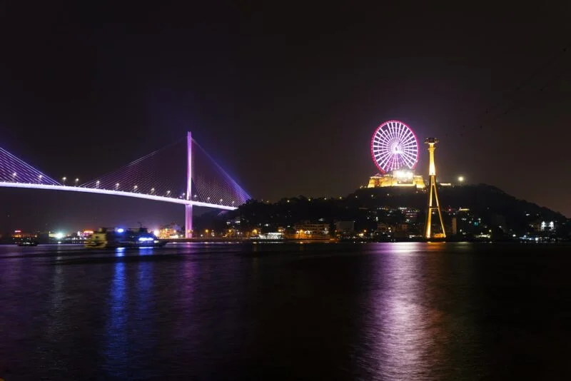 越南夜晚的橋樑和摩天輪上閃爍著霓虹燈