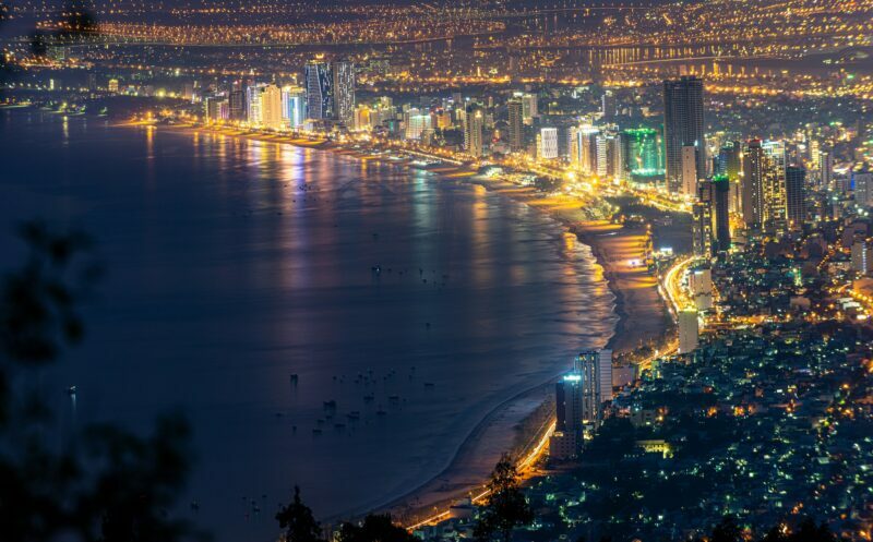 Pemandangan panorama Bandar Da Nang pada waktu malam, Vietnam