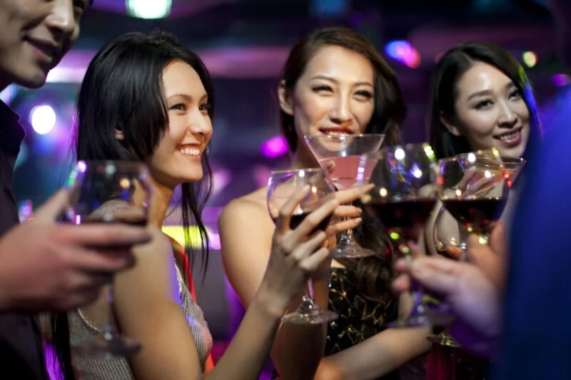 越南人晚上外出在酒吧喝酒
