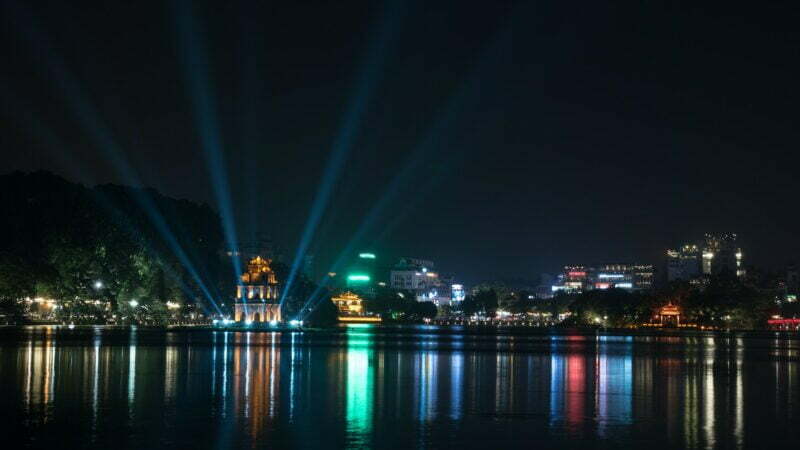 Tasik Hoan Kiem pada malam Hanoi, Vietnam