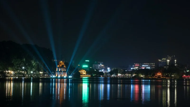 夜のハノイ、ベトナムのホアンキエム湖