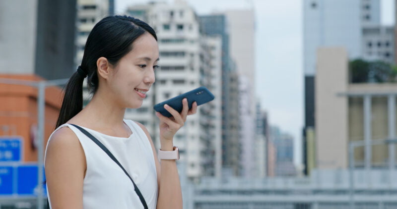 越南妇女在胡志明市用手机与男友通话