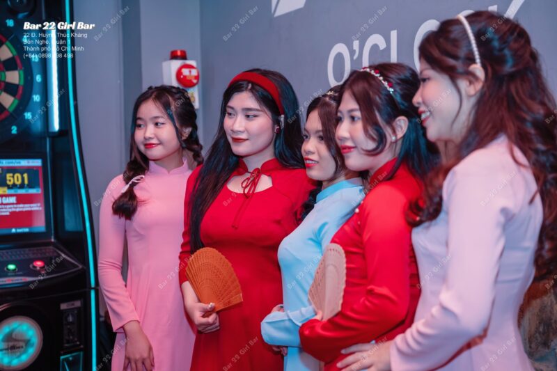 Bar Terbaik Di Ho Chi Minh City Bar 22 Gadis Bar Lady Bar memakai Ao Dai Pelanggan Gembira 032 minJPG